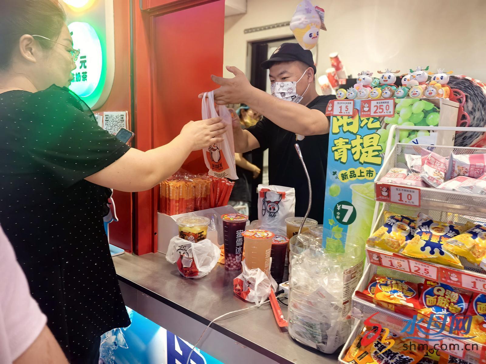 烟台夏日“热经济”持续热闹 饮品市场人气高